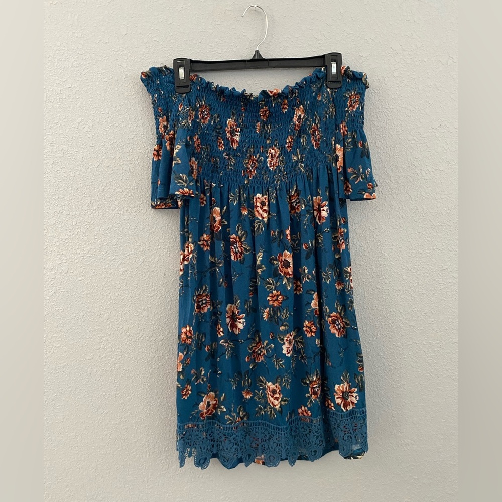 Off the shoulder sleeved floral dress. Size M.